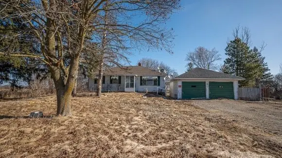 This House Stinks - I Found An Abandoned Bungalow